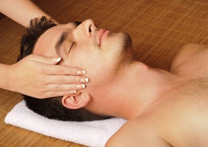 Mann_Gesichtsmassage_links_Kopf
