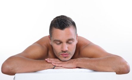 junger mann wellness massage
